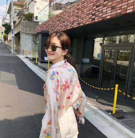 丝绸|江疏影现身东京街拍,穿丝绸粉色衬衫减龄又少女,回头率十足