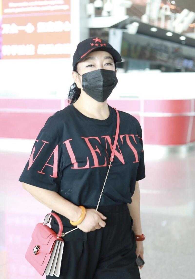 粉色|刘晓庆真不像69岁奶奶，穿T恤配小脚裤，粉色包包少女气息浓郁