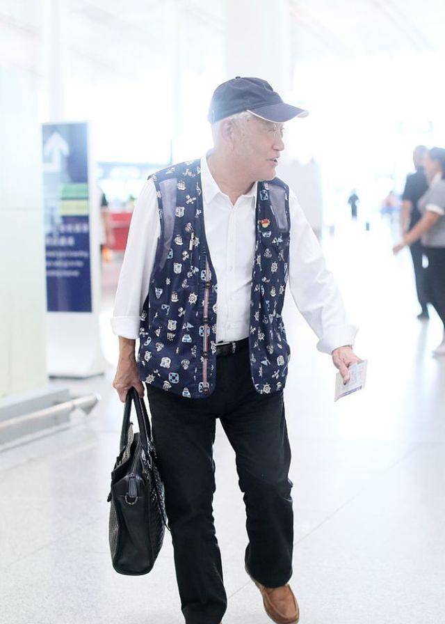 整体|老戏骨牛犇只身现身机场,花俏无袖夹克,精神气十足