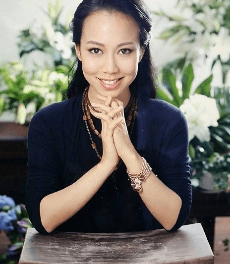 原创林青霞继女现身名媛聚会,与徐子欣罕见同框,未婚生娃身材仍惊艳