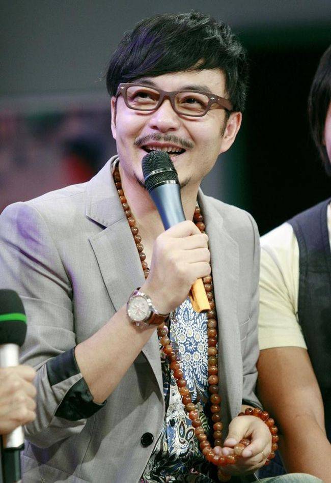 太帅|汪涵一身“军装”也太帅了,穿着迷彩服皱眉头好man,气质真绝了