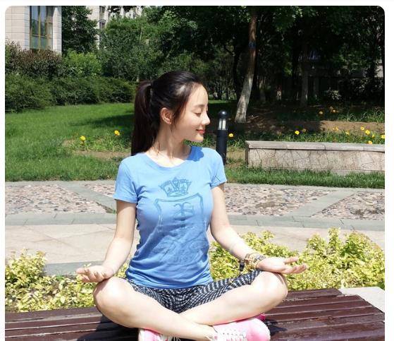 黑色|李小璐穿衣真高调，黑外套叠穿蕾丝外套现身机场，双腿太美了