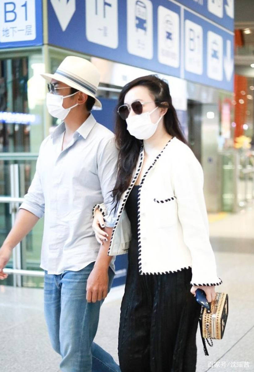 身材|霍思燕携老公走机场，穿小香风外套很精致，站在杜江身后小鸟依人