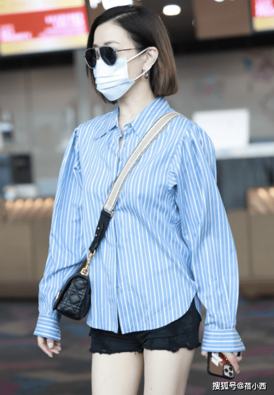 条纹|佘诗曼46岁又如何？穿条纹衬衫配短裤走机场，气质在根本不用扮嫩