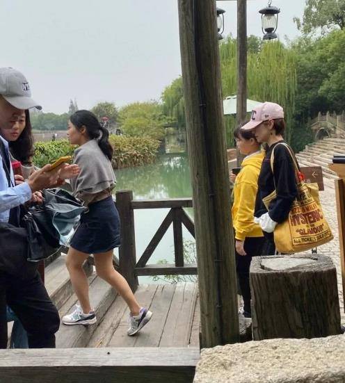 马伊琍|马伊琍梅婷乌镇同游，穿休闲服晒自拍，老戏骨少女颜