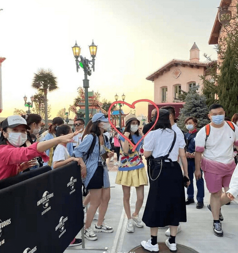 佟丽娅|明星扎堆打卡环球影城，佟丽娅、董璇很低调，王冰冰生图也很美