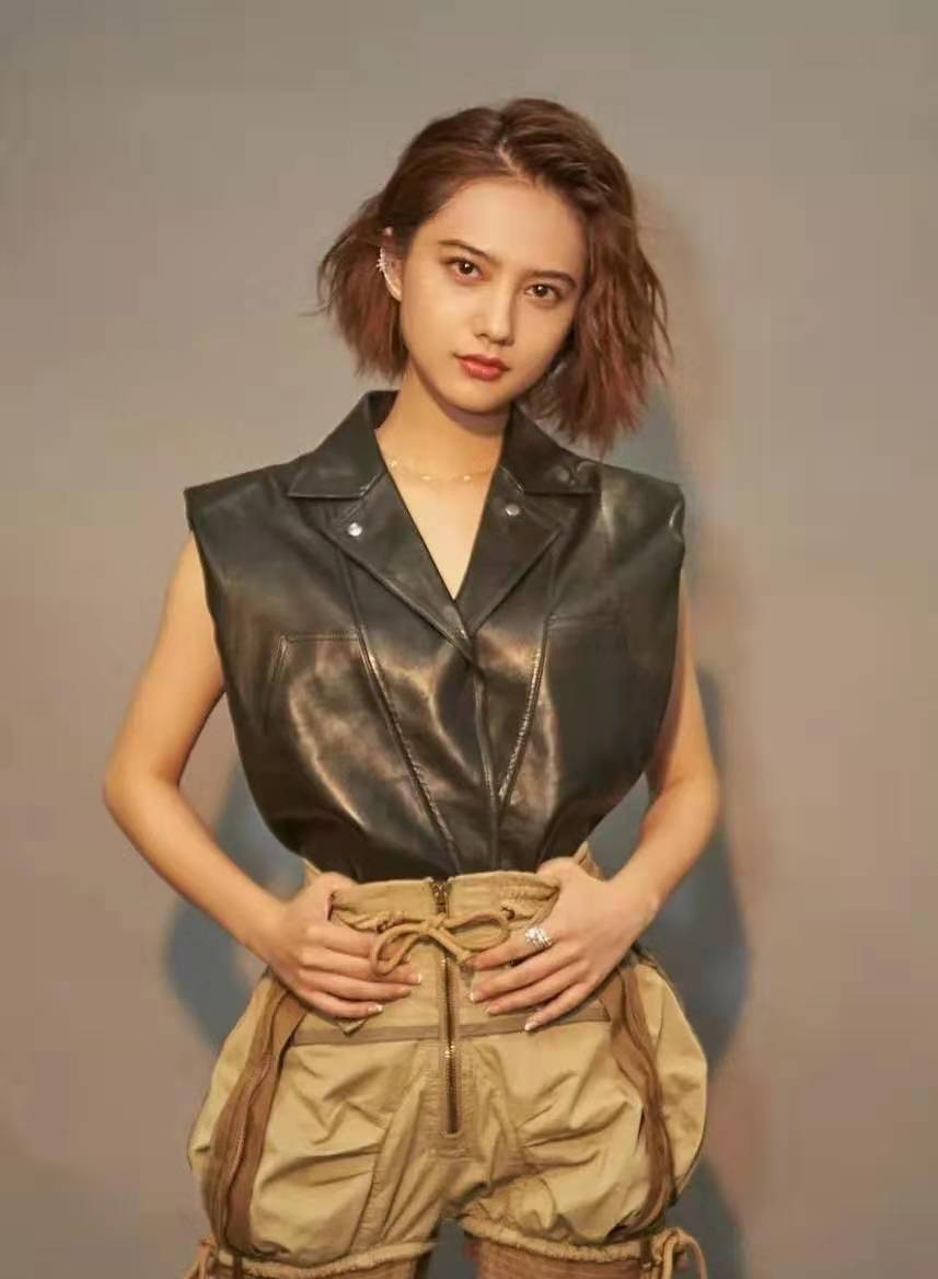 黑色|《城池营垒》姜珮瑶戏份引热议,长相甜美身材好,穿搭很有高级感