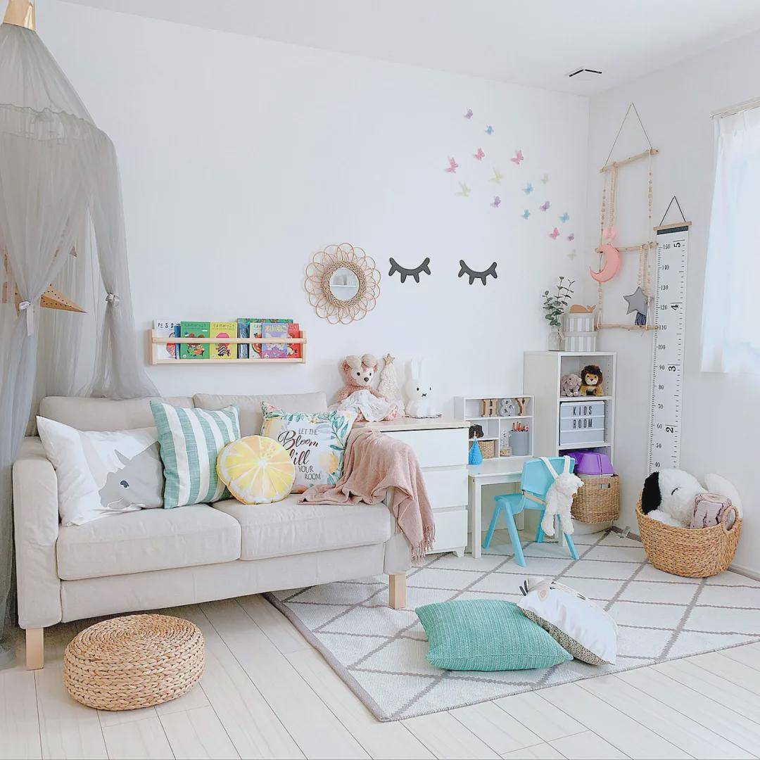 儿童房摆放了小床,对面还放了小沙发和玩具,孩子可以在这玩耍.