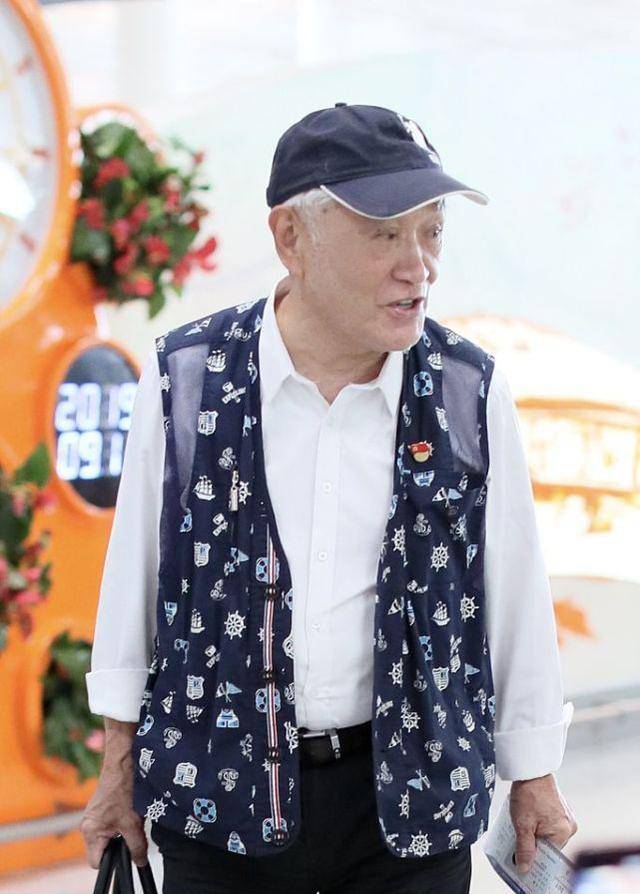 整体|老戏骨牛犇只身现身机场,花俏无袖夹克,精神气十足