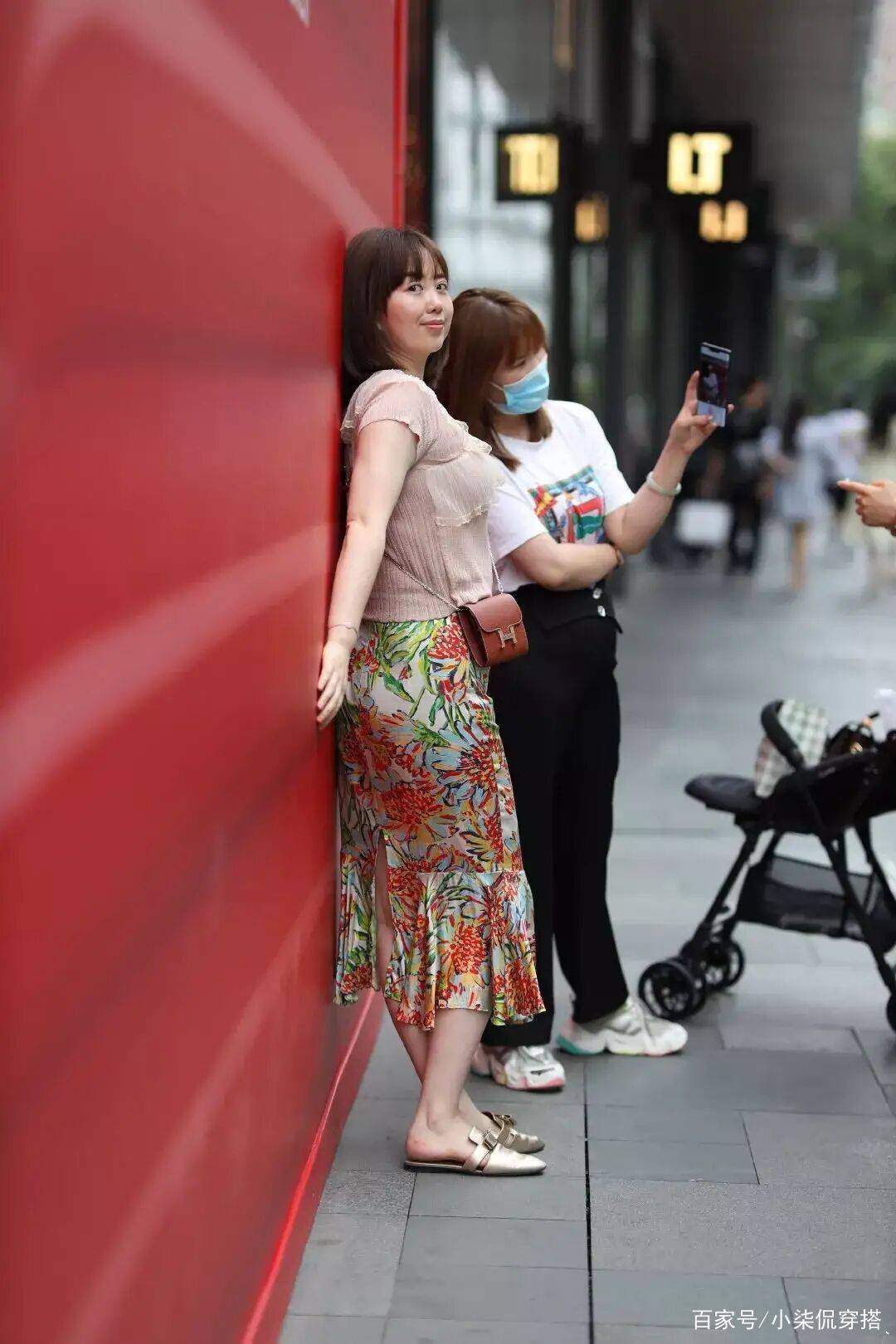 女士|不要总是“一身黑”，40岁的女性穿搭要多变，这样才更优雅洋气！