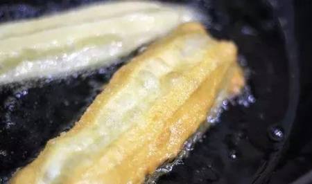 做法|1碗面1个鸡蛋，3分钟教你学会炸油条，无矾无害无添加，很简单的