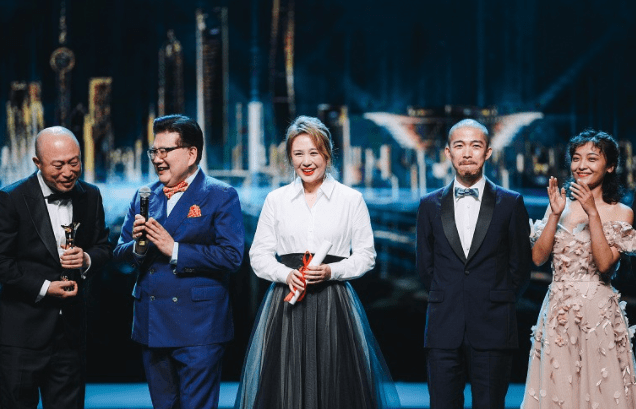 马丽|马丽看起来像个谐星,但穿搭丝毫不输女团,大气又有气质