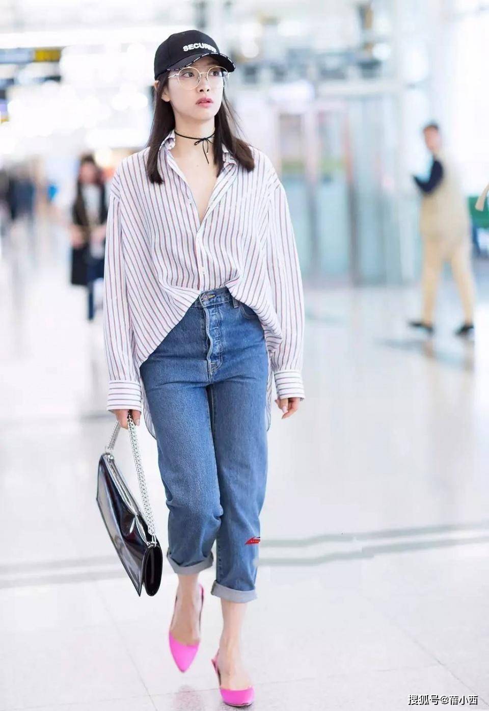 条纹|佘诗曼46岁又如何?穿条纹衬衫配短裤走机场,气质在根本不用扮嫩