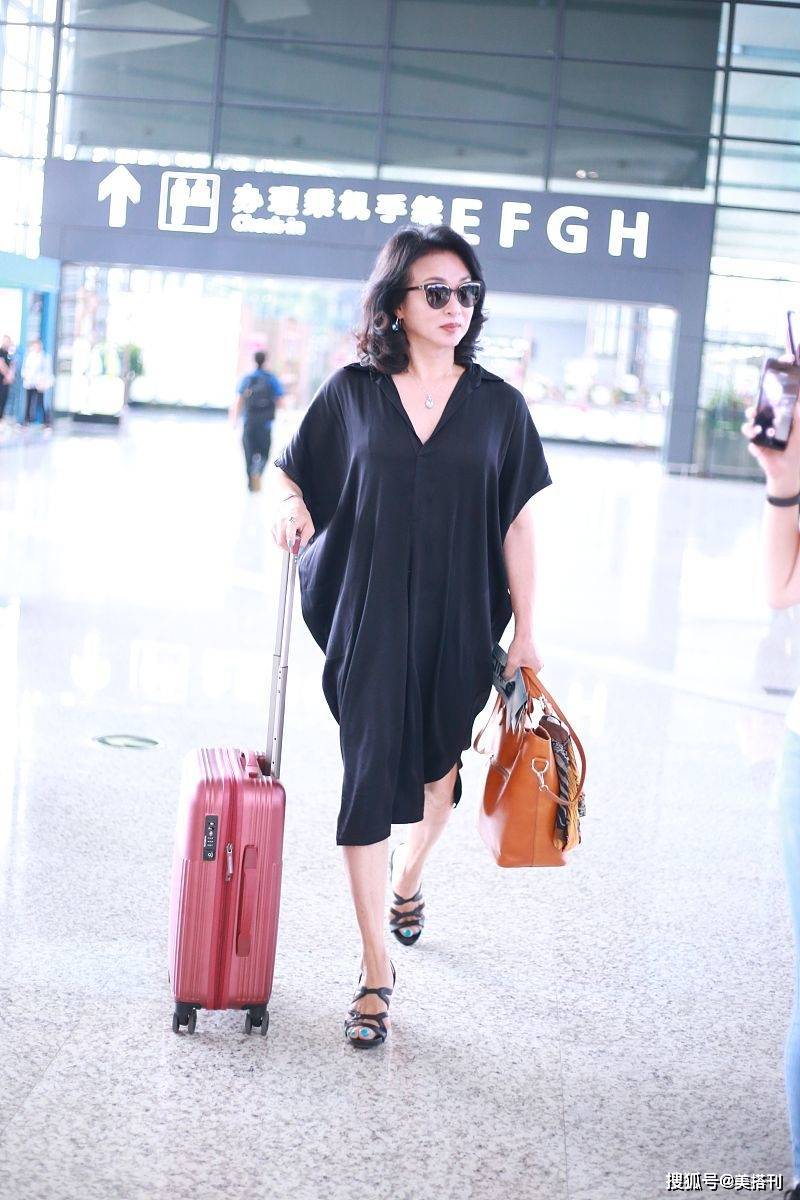 脸部|54岁金星老了！最新照脸部浮肿颈纹明显，小黑裙配镶钻珠宝好贵气