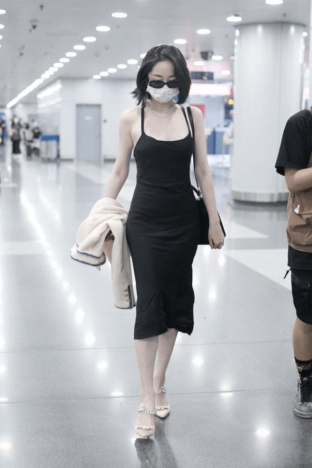 黑色|蒋梦婕大胆又会穿,把“睡衣风”裙子穿得很高级,让造型自信满满