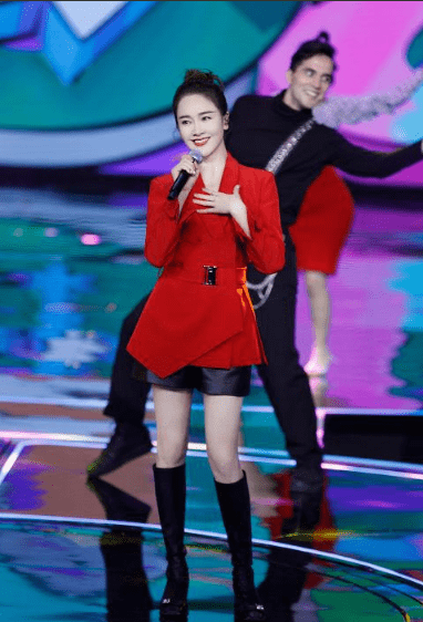 设计|左小青真的有44岁吗？西装短裤配长靴，这女团腿也太吸睛