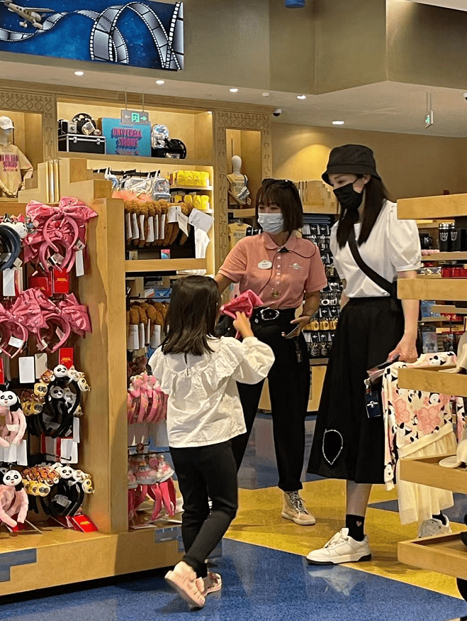 佟丽娅|明星扎堆打卡环球影城，佟丽娅、董璇很低调，王冰冰生图也很美