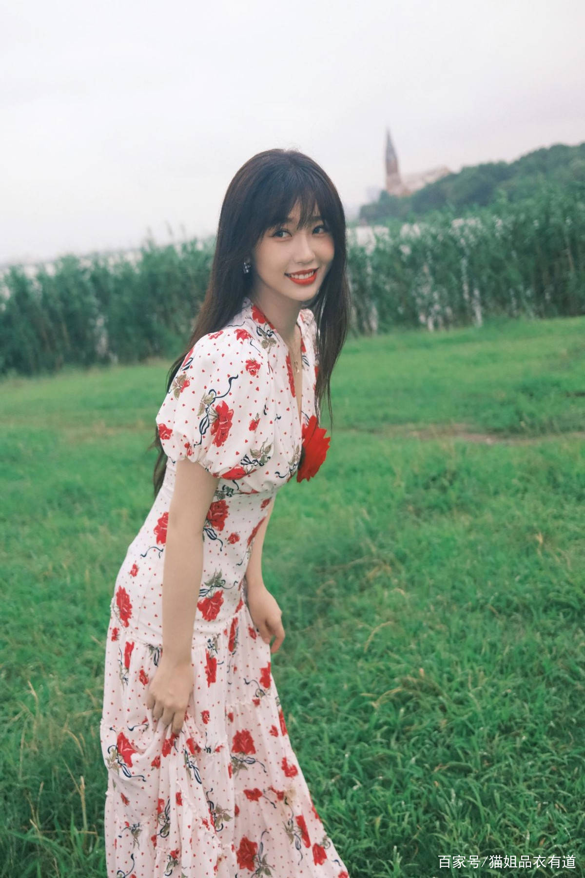 真会|虞书欣太淘气了，穿碎花裙领口还要插一朵玫瑰，真会赶时髦