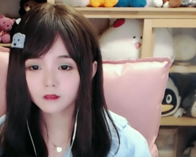 原创斗鱼二次元一姐居然隐瞒生了个孩子书柜中被发现有育儿指南
