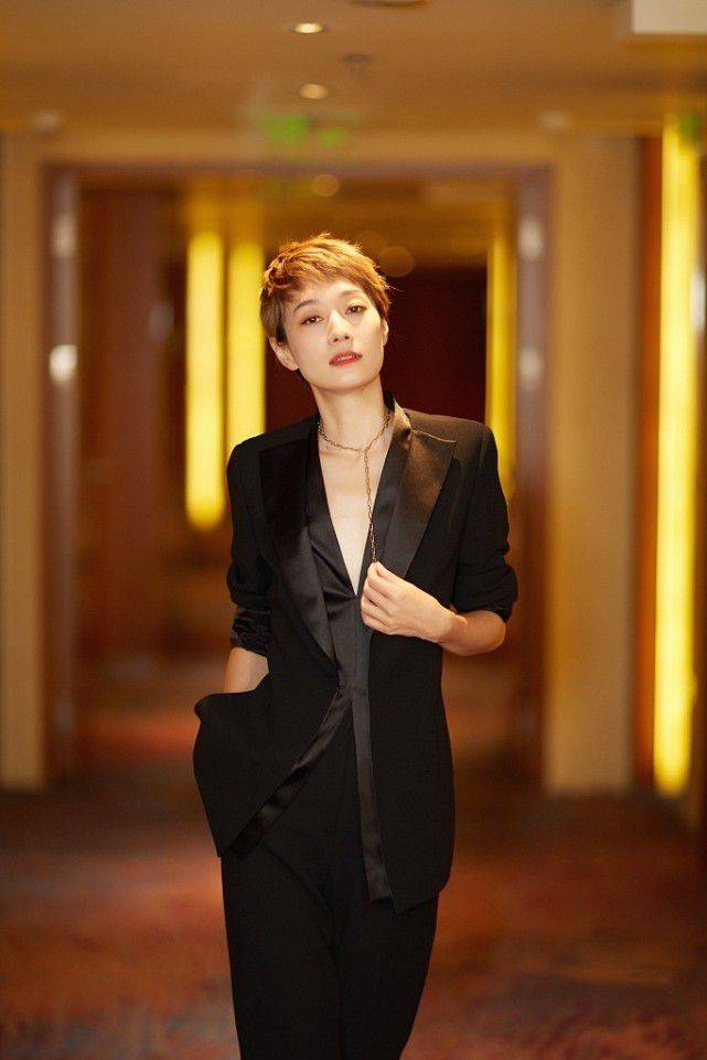 马伊琍|马伊琍“真空法”穿西装,气场看着十分强大,瞬间秒杀众人