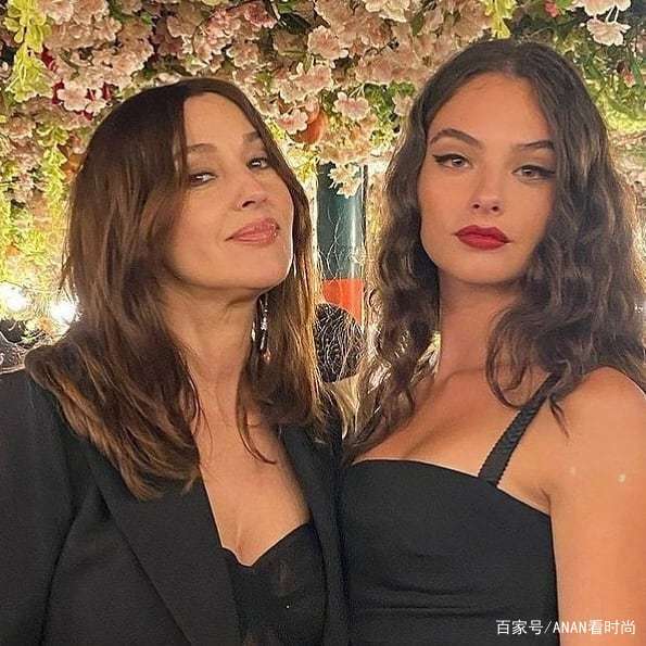 卡塞尔|戴娃·卡塞尔穿花卉礼裙,复古明艳超仙气,和妈妈贝鲁奇同框好美