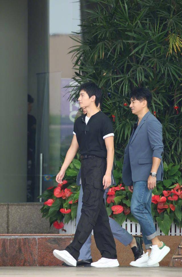 显得|杨洋这是什么操作？保安服也能穿成时尚，粉丝：时尚关键看脸