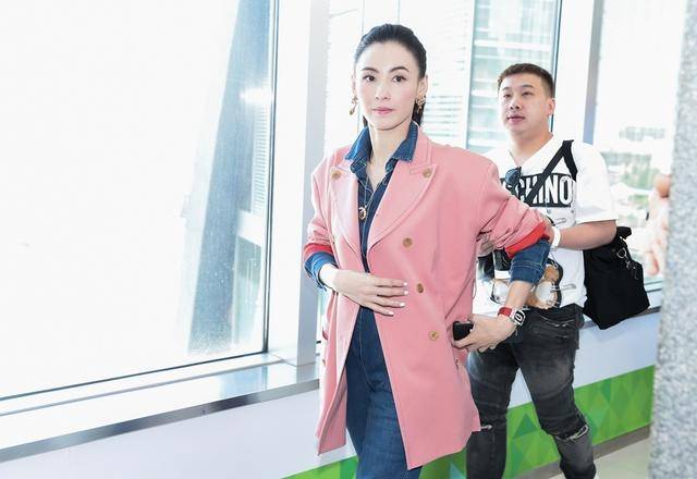 设计|41岁张柏芝气质真好,穿金色西装扎高马尾时尚减龄,美得高级