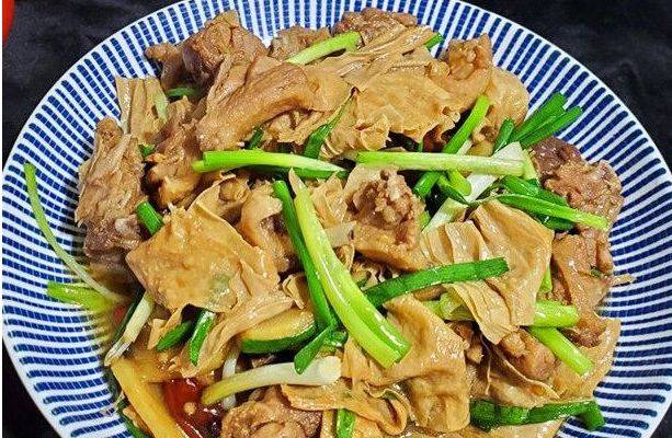 鸭肉焖腐竹7,将锅内的汤汁加热,淋入适量水淀粉,加热至汤汁变得粘稠