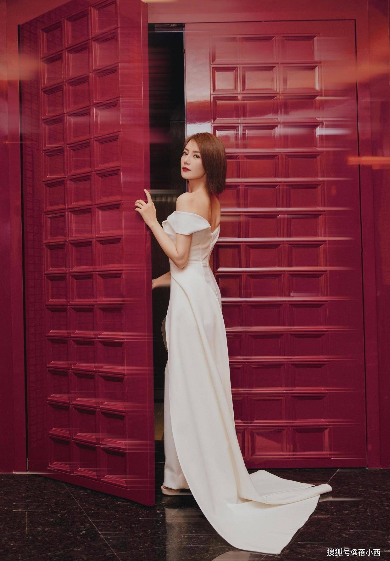 魅力|高圆圆终于换风格，穿荧光绿背心裙再套半身裙，连气质都变洋气了