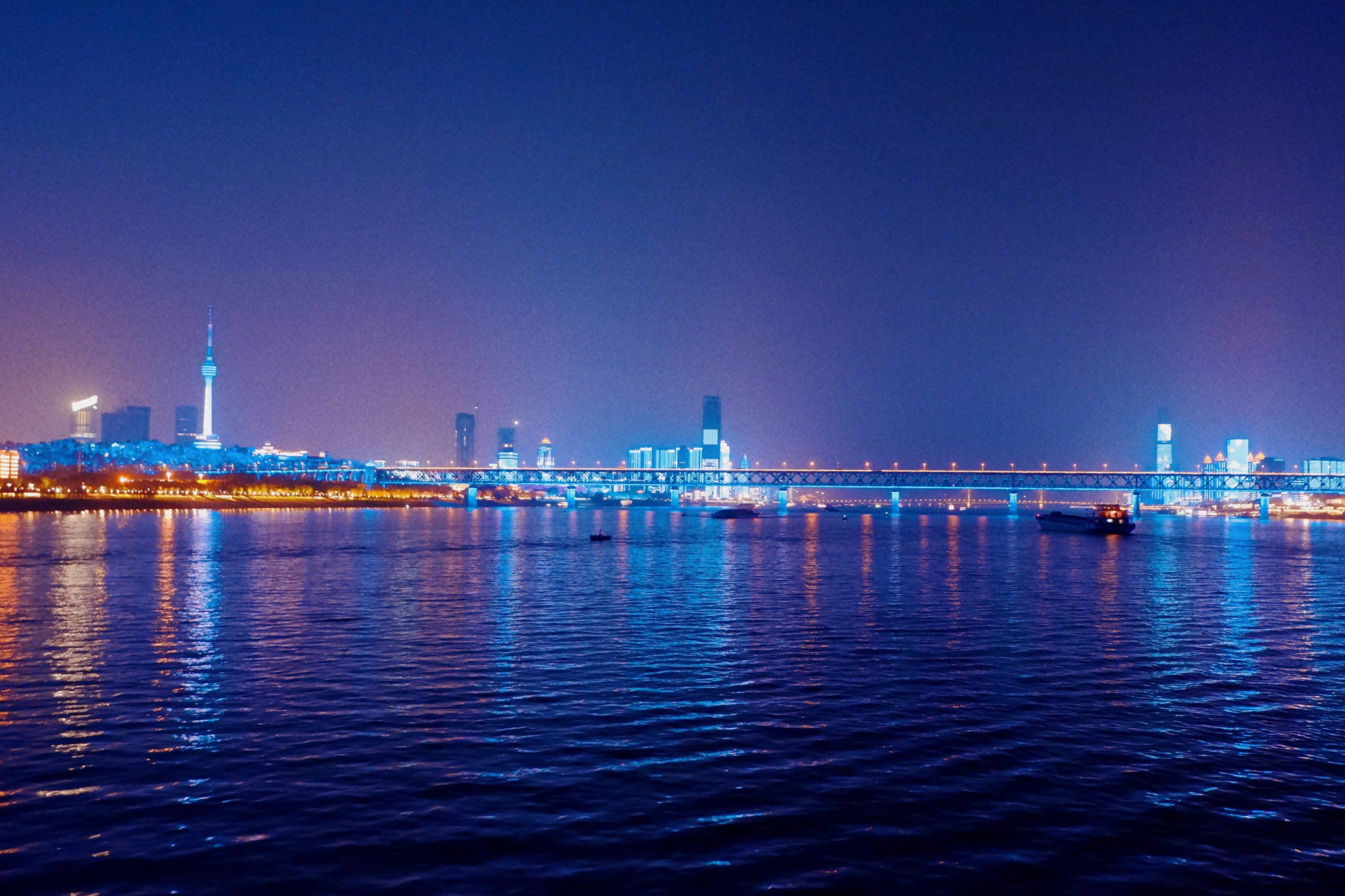 武漢成為全國十大迷人夜景城市,120元乘坐遊輪,欣賞長江夜景