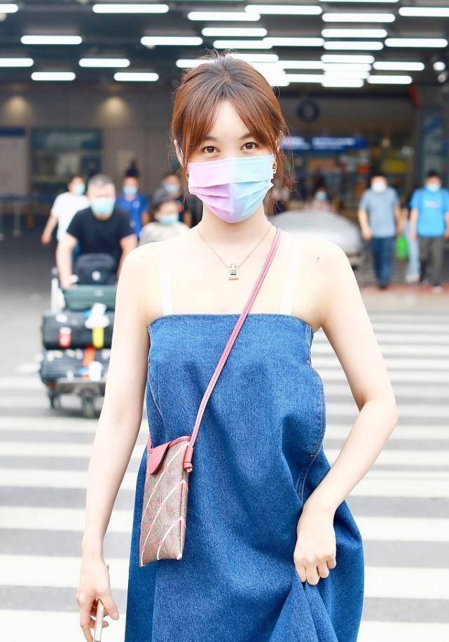 马路|不愧是李菲儿，一袭吊带裙穿得风情万种，也太会放飞自我了