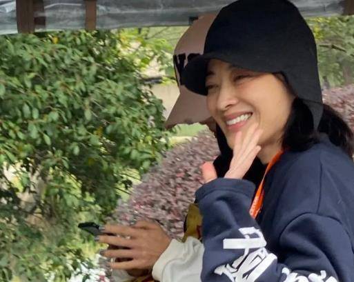 马伊琍|马伊琍梅婷乌镇同游，穿休闲服晒自拍，老戏骨少女颜