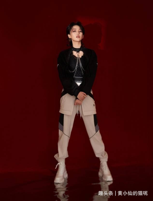 面部|短发的张馨予别有风韵,穿低领连衣裙秀凹凸曲线,女人味十足