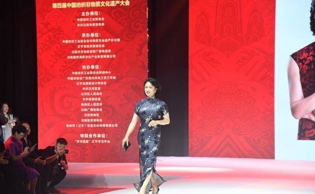 的设计|金星身穿深色印花旗袍，妆容精致举止优雅，真有女人味