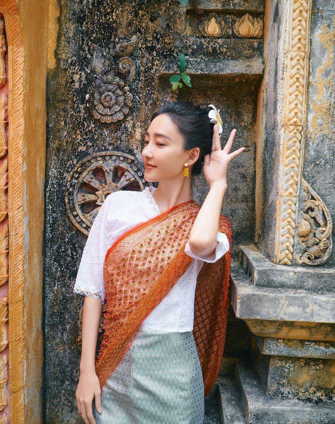 相片|王丽坤晒秋游美照，还拿瓜子喂鹦鹉，网友：想起“伯爵”了