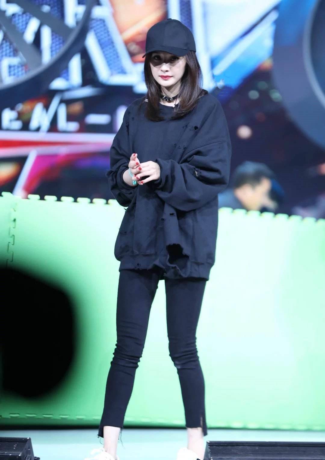 黑色|杨幂真是能抗冻，穿九分裤走机场还不忘打游戏，网瘾少女名不虚传