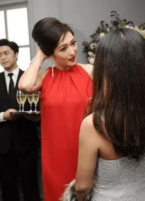 黑色|54岁孟广美还爱扮嫩，穿粉色短裙秀大长腿，178的身材比例太瞩目