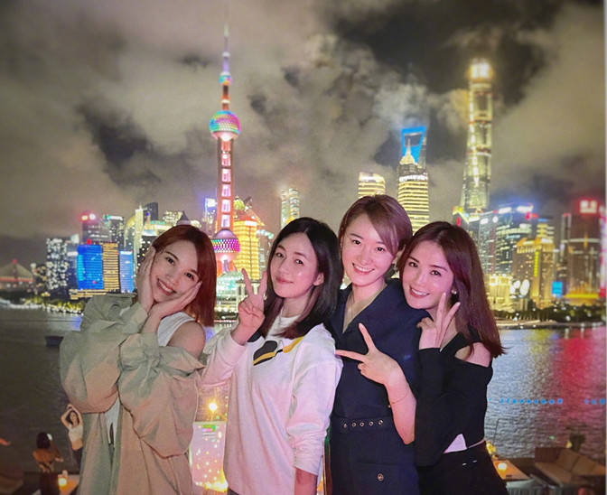身材|陈妍希现身外滩闺蜜聚会，穿卫衣C位秀身材，打扮惊艳似选美现场