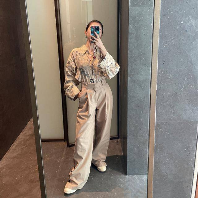 颜色|何穗也太会穿了，大号衬衫套吊带裙，既清爽防晒，又显白有气质。