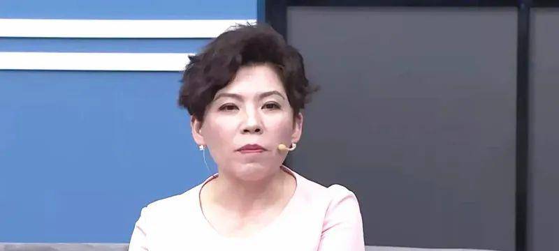 便服|“乒乓女皇”邓亚萍穿搭走机场，穿黑色便服很随意，气质无敌