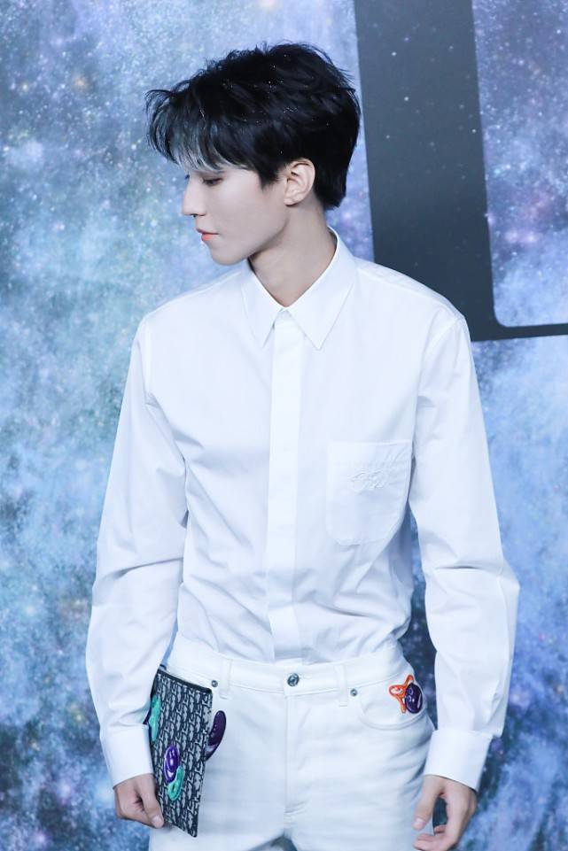 形象|王俊凯现身英雄联盟明星赛，一身清爽打扮，妥妥的校园剧“男主”