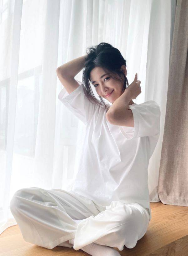 原创许佳琪拍摄生日写真纯白休闲套装清爽简约披肩长发美如初恋