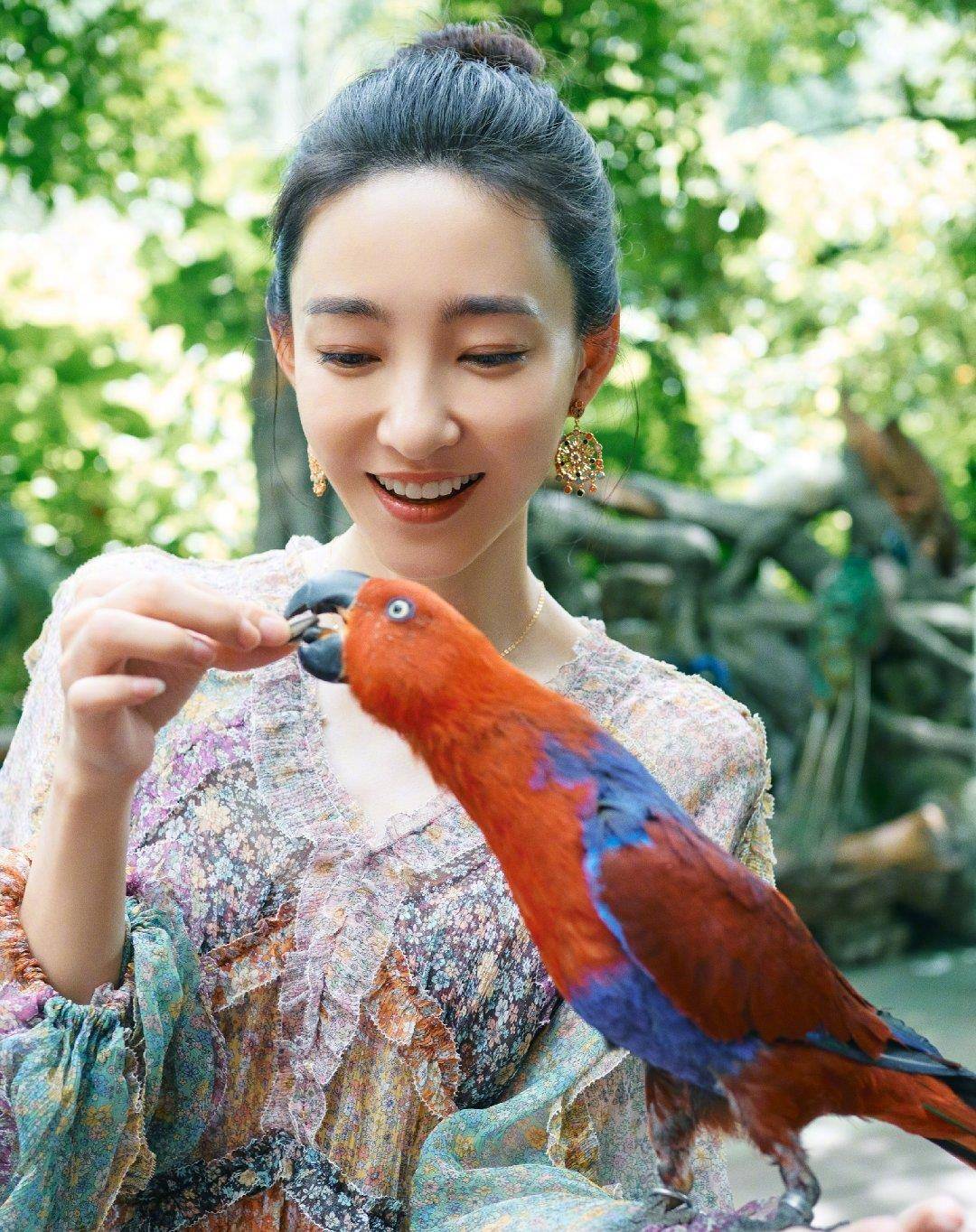 相片|王丽坤晒秋游美照，还拿瓜子喂鹦鹉，网友：想起“伯爵”了