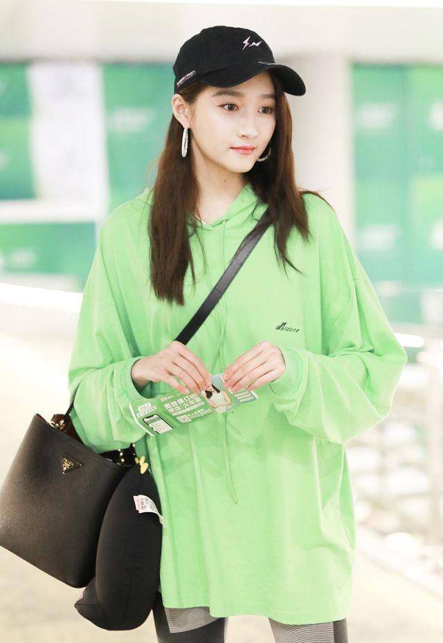 时尚|关晓彤的现场图，终于不再灾难！原因是这套礼服裙