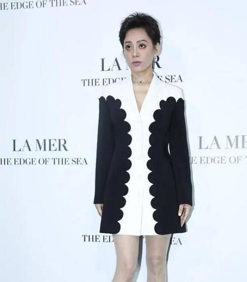 黑色|年过半百的宁静太敢穿了，灰色连衣裙配长裤，尽显傲人性感曲线