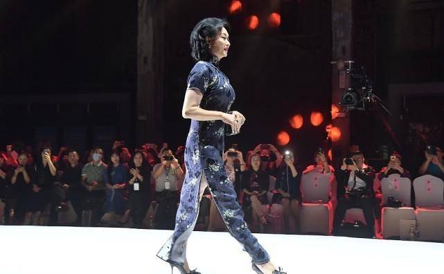 的设计|金星身穿深色印花旗袍，妆容精致举止优雅，真有女人味