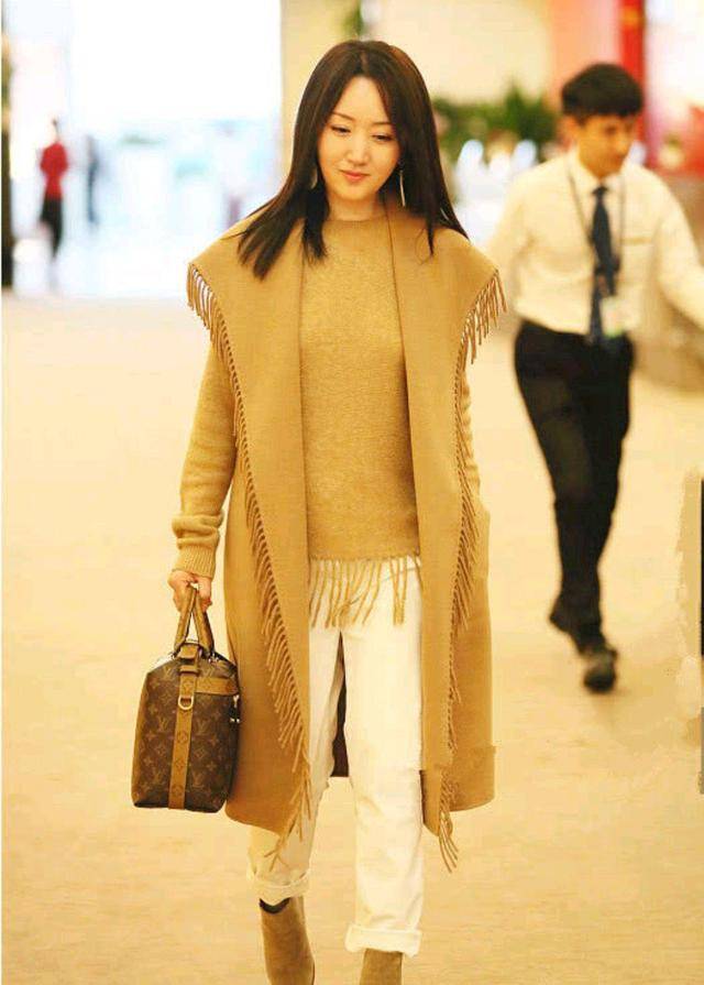 流苏|杨钰莹真会挑衣服，驼色流苏大衣优雅稳重，内搭流苏毛衣优雅高级