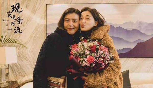 老公|梅婷新戏杀青，她留卷发意外洋气，孙红雷前女友罕露面太显心酸