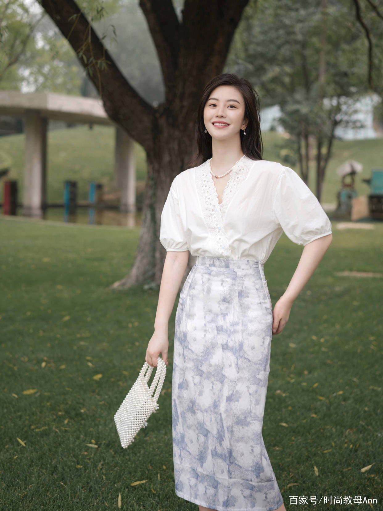 颜色|半身裙不一定搭T恤，今年“衬衣+半裙”正流行，精致优雅有女人味
