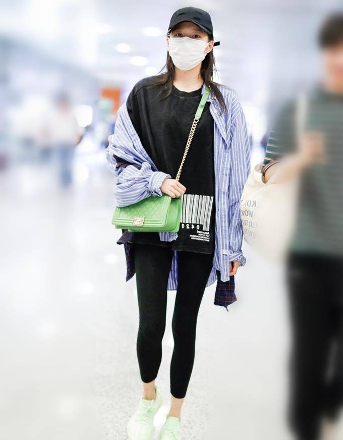 黑色|杨超越和关晓彤,只差1岁,同穿拼接衬衫,风格差距却这么大?